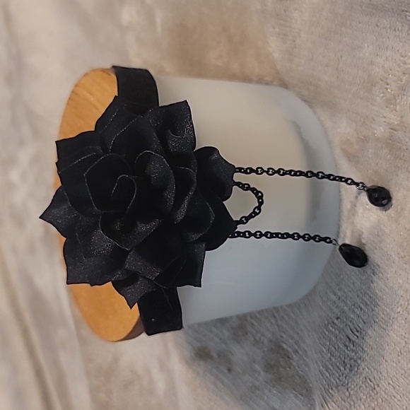 Rose Choker & Rose Stud Earrings - Picture 4 of 8